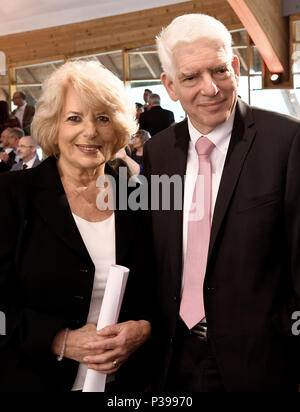 18 juin 2018, Hanovre, Allemagne : Josef Schuster (R), président du Conseil Central Juif et Gisèle Spiegel, veuve de l'ancien président du Conseil Central Juif, Paul Spiegel. Le Conseil central des Juifs en Allemagne a reçu Wilfried Manneke pour son travail social contre la droite - le prix a été décerné annuellement depuis 2009, et doté de 5000 euros. Photo : Holger Hollemann/dpa Banque D'Images