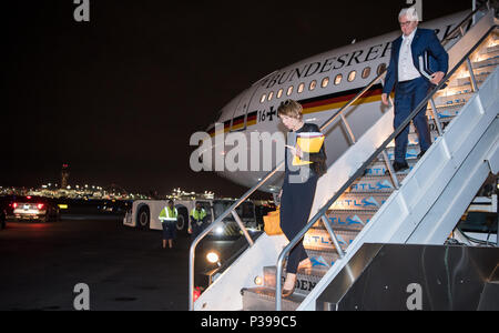 17 juin 2018, Los Angeles, États-Unis : Président fédéral Frank-Walter Steinmeier et son épouse Elke Buedenbender arrivent à l'aéroport de Los Angeles, Californie. Président fédéral Steinmeier et son épouse sont en visite en Californie pendant trois jours. Photo : Bernd von Jutrczenka/dpa Banque D'Images