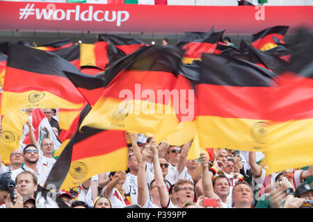 Moscou, Russie. 17 Juin, 2018. Des fans allemands agitent des drapeaux, fan, fans, spectateurs, supporters, sympathisants, fonction, général, edge, motif de jubilation, encourager, applaudir, joie, Cheers, célébrer, l'Allemagne (GER) - Mexique (MEX) 0 : 1, premier tour, groupe F, 11, Jeu sur 17.06.2018 à Moscou ; Coupe du Monde de Football 2018 en Russie à partir de la 14.06. - 15.07.2018. Utilisation dans le monde entier | Credit : dpa/Alamy Live News Banque D'Images