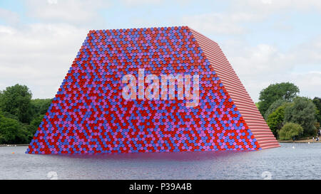 Londres, Royaume-Uni. 18 juin 2018. Une vue générale de l'inauguration du London Mastaba par Christo et Jeanne-Claude. Comprenant 7 506 barils colorés empilés horizontalement, dans des tons de rouge, bleu, mauve et blanc, fixé sur une plate-forme flottante, c'est la première piscine publique Christo travailler au Royaume-Uni. La forme géométrique s'inspire de mastabas antiques de Mésopotamie et sera à l'affiche du 18 juin au 21 septembre 2018. Crédit : Stephen Chung / Alamy Live News Banque D'Images