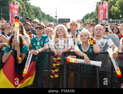 Fonction - vue du ventilateur par mile. Les émotions de la première fan des lignes pendant le jeu. 1,6 km du ventilateur à l'objectif de Brandebourg et sur la rue du 17 juin pour le premier match de l'équipe d'Allemagne contre le Mexique à la Coupe du Monde de 2018 à Berlin, Allemagne le 17.06.2018. Dans le monde d'utilisation | Banque D'Images