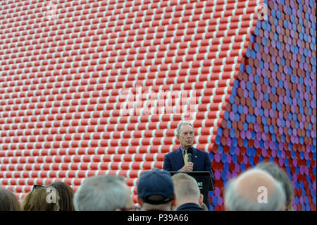 Londres, Royaume-Uni. 18 juin 2018. Michael Bloomberg, galeries Serpentine président, prend la parole à l'inauguration du Mastaba de Londres par Christo et Jeanne-Claude. Comprenant 7 506 barils colorés empilés horizontalement, dans des tons de rouge, bleu, mauve et blanc, fixé sur une plate-forme flottante, c'est la première piscine publique Christo travailler au Royaume-Uni. La forme géométrique s'inspire de mastabas antiques de Mésopotamie et sera à l'affiche du 18 juin au 21 septembre 2018. Crédit : Stephen Chung / Alamy Live News Banque D'Images