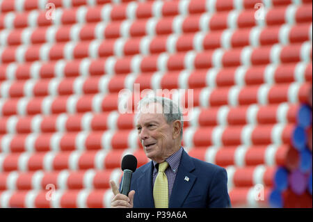 Londres, Royaume-Uni. 18 juin 2018. Michael Bloomberg, galeries Serpentine président, prend la parole à l'inauguration du Mastaba de Londres par Christo et Jeanne-Claude. Comprenant 7 506 barils colorés empilés horizontalement, dans des tons de rouge, bleu, mauve et blanc, fixé sur une plate-forme flottante, c'est la première piscine publique Christo travailler au Royaume-Uni. La forme géométrique s'inspire de mastabas antiques de Mésopotamie et sera à l'affiche du 18 juin au 21 septembre 2018. Crédit : Stephen Chung / Alamy Live News Banque D'Images