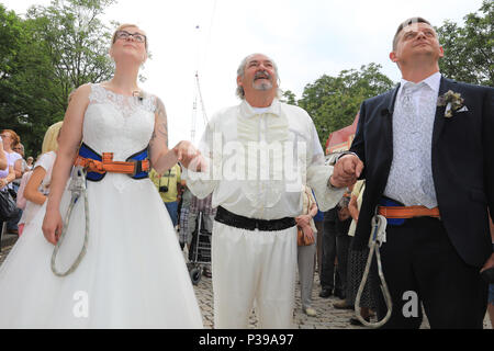 Magdeburg, Allemagne. 16 Juin, 2018. 16.06.2018, la Saxe-Anhalt, Stassfurt : les couples nuptiales Nicole Backhaus et Jens Knorr (r) de Saxe et le haut-artiste fil Falko Traber sont debout devant le haut fil sur la 38e élection Salzlandfest sur laquelle les mariés sont mariés. (Dpa bridal couple veut faire confiance sur des cordes à partir de 16.06.2018) Crédit : Peter Gercke/dpa image centrale/dpa | dans le monde d'utilisation/dpa/Alamy Live News Banque D'Images
