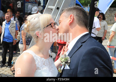 Magdeburg, Allemagne. 16 Juin, 2018. 16.06.2018, la Saxe-Anhalt, Stassfurt : La mariée et le marié Nicole Backhaus et Jens Knorr de Saxe embrassé après son mariage sur un fil à des hauteurs vertigineuses. (Dpa bridal couple veut faire confiance sur des cordes à partir de 16.06.2018) Crédit : Peter Gercke/dpa image centrale/dpa | dans le monde d'utilisation/dpa/Alamy Live News Banque D'Images