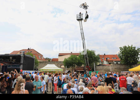 Magdeburg, Allemagne. 16 Juin, 2018. 16.06.2018, la Saxe-Anhalt, Stassfurt : Le pasteur Stefan Giering (l) les fiducies les mariés Nicole Backhaus et Jens Knorr de la Saxe à la 38ème Festival Salzland dans 14 mètres de hauteur sur un fil de la famille Traber. L'artiste funambule Falko Traber dirige la moto sur laquelle les mariés pendre sur la corde. (Dpa bridal couple veut faire confiance sur des cordes à partir de 16.06.2018) Crédit : Peter Gercke/dpa image centrale/dpa | dans le monde d'utilisation/dpa/Alamy Live News Banque D'Images