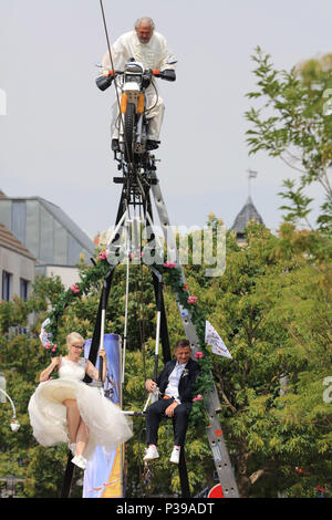 Magdeburg, Allemagne. 16 Juin, 2018. 16.06.2018, la Saxe-Anhalt, Stassfurt : l'artiste haut-wire Falko Traber entraîne les couples nuptiales Nicole Backhaus et Jens Knorr de Saxe 14 mètres de haut sur un fil pour un mariage en grande hauteur. (Dpa bridal couple veut faire confiance sur des cordes à partir de 16.06.2018) Crédit : Peter Gercke/dpa image centrale/dpa | dans le monde d'utilisation/dpa/Alamy Live News Banque D'Images