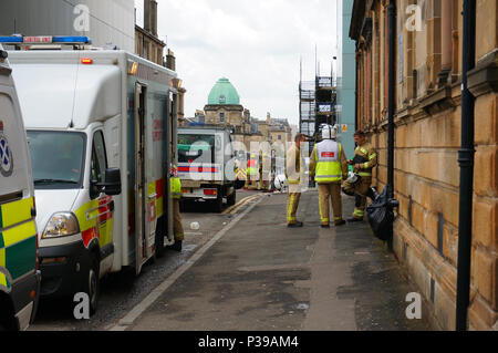 Glasgow, UK,18 juin 2018, plus de deux jours après l'incendie Incendie à la Glasgow School of Art les services d'urgence ont largement laissé la place, avec les membres de la fonction publique de l'interrogation et de documenter l'événement. Credit : Pawel Pietraszewski / Alamy Live News Banque D'Images