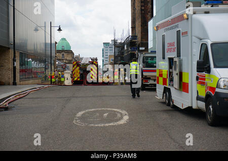 Glasgow, UK,18 juin 2018, plus de deux jours après l'incendie Incendie à la Glasgow School of Art les services d'urgence ont largement laissé la place, avec les membres de la fonction publique de l'interrogation et de documenter l'événement. Credit : Pawel Pietraszewski / Alamy Live News Banque D'Images