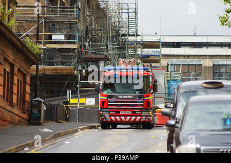 Glasgow, UK,18 juin 2018, plus de deux jours après l'incendie Incendie à la Glasgow School of Art les services d'urgence ont largement laissé la place, avec les membres de la fonction publique de l'interrogation et de documenter l'événement. Credit : Pawel Pietraszewski / Alamy Live News Banque D'Images