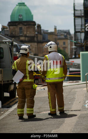 Glasgow, UK,18 juin 2018, plus de deux jours après l'incendie Incendie à la Glasgow School of Art les services d'urgence ont largement laissé la place, avec les membres de la fonction publique de l'interrogation et de documenter l'événement. Credit : Pawel Pietraszewski / Alamy Live News Banque D'Images