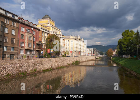 La rivière Miljacka passant par le centre-ville de Sarajevo, Bosnie et Herzégovine, l'Europe. Banque D'Images