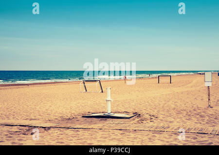 Slolitary beach avec des buts de football sur le sable. Guardamar del segura, Alicante. Espagne Banque D'Images