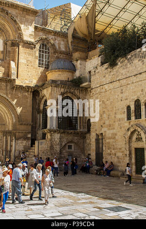 Jérusalem, Israel-May:11,2018 La les touristes, la population locale et l'Église Saint-sépulcre palmers sur la place pavée de la vieille ville de Jérusalem, l'église contient Banque D'Images