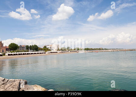 Vue sur l'océan à partir d'un brise-lames du Lido littoral avec des cabines de plage et le casino, Lido di Venezia, Venise, Vénétie, Italie Banque D'Images