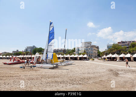 Bateaux de plaisance et des planches de surf en location sur une plage de sable fin, Lido di Venezia, Venise, Vénétie, Italie Banque D'Images