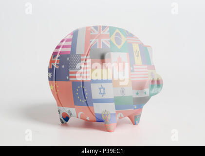 Tirelire avec les drapeaux de tous les pays du monde Banque D'Images