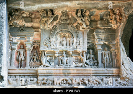 Sculptures en pierre sur le temple de Jain (Indra Sabha). Les grottes d'Ellora, près de Aurangabad, Inde. 10e - 12e siècle Banque D'Images