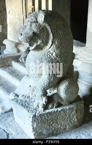 Statue d'un lion qui garde l'entrée de la grotte de Shiva temple , partie de l'île d'Elephanta Caves créé entre 450 et 750 AD connu comme Gharupuri Banque D'Images