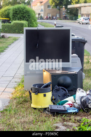 Déchets électroniques d'une télévision, d'un aspirateur et d'autres appareils électriques sur la route Banque D'Images