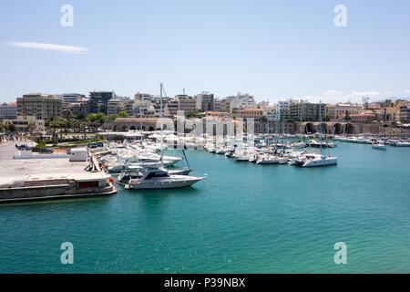 Héraklion, Crète - 13 mai 2018 : une vue sur le vieux port vénitien de la forteresse d'Héraklion. Banque D'Images