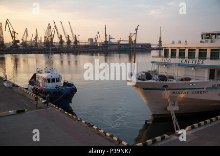 Odessa, Ukraine, remorqueur et la rivière croisière dans le port Banque D'Images