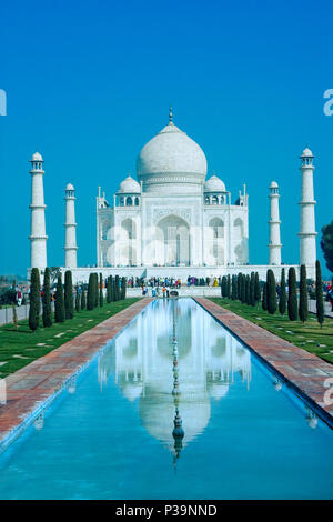 Monde étonnant Taj Mahal en soft light quotidienne avec ciel bleu Banque D'Images