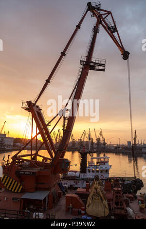 Odessa, Ukraine, grue flottante pour le dragage du bassin du port Banque D'Images