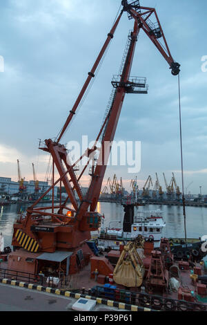 Odessa, Ukraine, grue flottante pour le dragage du bassin du port Banque D'Images