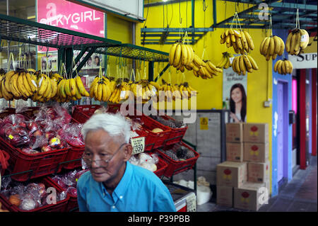 Singapour, République de Singapour, les bananes sont en face de l'épicerie Banque D'Images