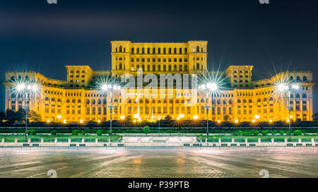 L'édifice du Palais du Parlement, de nuit, à Bucarest, Roumanie Banque D'Images