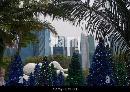 Singapour, République de Singapour, décoré des sapins de Noël dans les jardins de la baie Banque D'Images