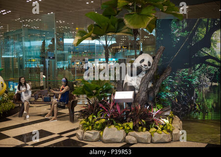 Singapour, République de Singapour, les passagers dans la zone de départ de   l'aéroport de Singapour Banque D'Images