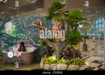 Singapour, République de Singapour, les passagers dans la zone de départ de   l'aéroport de Singapour Banque D'Images