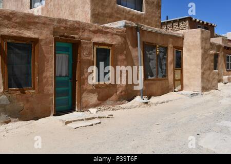 Rue avec maisons dans la région de Acoma Pueblo Banque D'Images