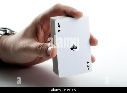 Human hand holding l'as de pique et d'un jeu de cartes close up Banque D'Images