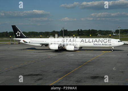 SOUTH AFRICAN AIRWAYS AIRBUS A340-600 en livrée de Star Alliance Banque D'Images