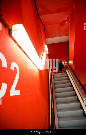 Francfort, Allemagne, escalier mécanique dans un garage de stationnement de la Frankfurt Messe Banque D'Images