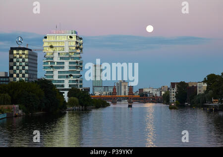 Berlin, Allemagne, soir voir le long de la rivière Spree Banque D'Images