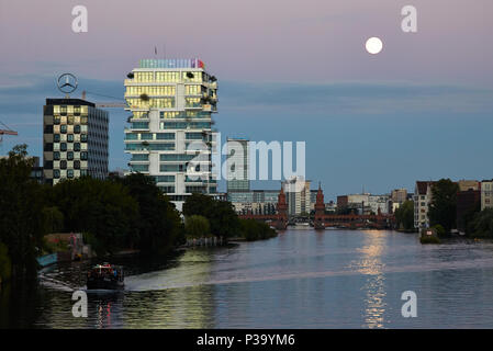 Berlin, Allemagne, soir voir le long de la rivière Spree Banque D'Images