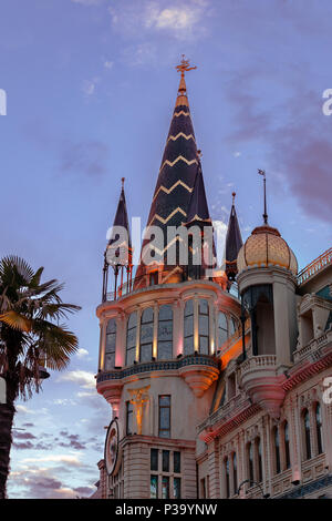 Batumi, Géorgie, 2017-10-29 : Détails de belle ville architecture 19ème, 20ème siècle - une partie de la façade extérieure et le toit du bâtiment avec clocheton de la Banque D'Images