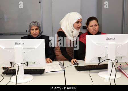 Berlin, Allemagne, les réfugiées, les femmes apprennent à utiliser l'ordinateur Banque D'Images