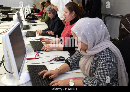 Berlin, Allemagne, les réfugiées, les femmes apprennent à utiliser l'ordinateur Banque D'Images