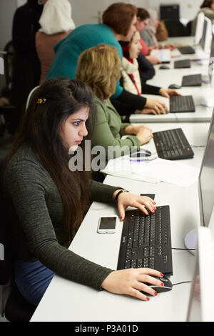 Berlin, Allemagne, les réfugiées, les femmes apprennent à utiliser l'ordinateur Banque D'Images