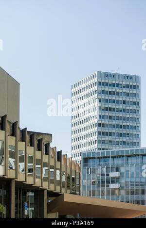 Blocs de bureau moderne dans le quartier des Nations Unies de Genève, siège de l'Union internationale des télécommunications dans l'arrière-plan. Banque D'Images