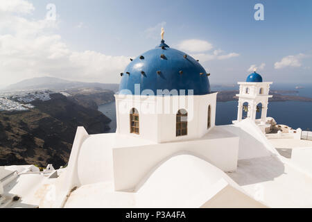 Détails d'une église orthodoxe traditionnelle coupole bleue en Grèce sur un très beau jour d'été, avec les couleurs bleu et blanc. Santorini, Cyclades Banque D'Images
