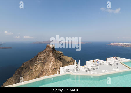 Santorin, Grèce - Mai 2018 : La vue de village d''Imerovigli sur Mer Égée, Skaros rock et le volcan Caldera avec hôtel de luxe et piscine po Banque D'Images