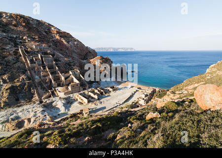 Les mines de soufre abandonnée sur la côte de la mer Égée sur île de Milos, Grèce Banque D'Images