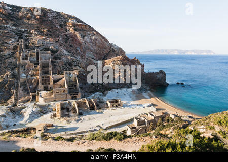 Les mines de soufre abandonnée sur la côte de la mer Égée sur île de Milos, Grèce Banque D'Images