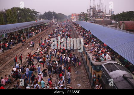 Les gens du Bangladesh se précipiter pour homes sur un train bondé à venir pour célébrer l'Aïd al-Fitr festival à Dhaka, Bangladesh, le 14 juin 2018. Les musulmans du monde entier célèbrent l'Aïd al-Fitr festival fin du mois sacré du Ramadan. © Asad Rehman/Alamy Stock Photo Banque D'Images